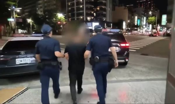 苓雅警巡邏查獲假車牌　車內查獲模擬槍及空包彈1